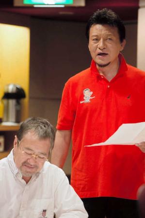 　吉幾三（左）の作詞・作曲で東北応援歌を歌う高城靖雄