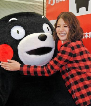 安産祈願でくまモンにおなかをなでられたスザンヌ＝東京・永田町