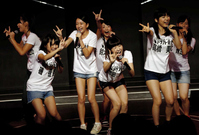 　劇場のステージで「会いたかった」を披露するドラフト指名候補生たち＝福岡・ＨＫＴ４８劇場（右はＡＫＢ４８劇場）