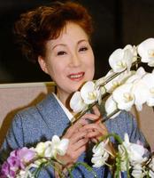 　２００４年２月１０日、デイリースポーツのインタビューに応じる島倉千代子さん