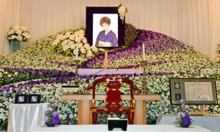 島倉千代子さんの祭壇＝青山葬儀所（撮影・吉澤敬太）