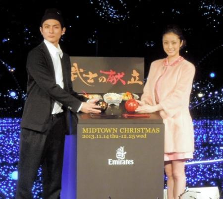 幻想的なイルミネーションに点灯した上戸彩（右）と高良健吾＝東京・六本木の東京ミッドタウン