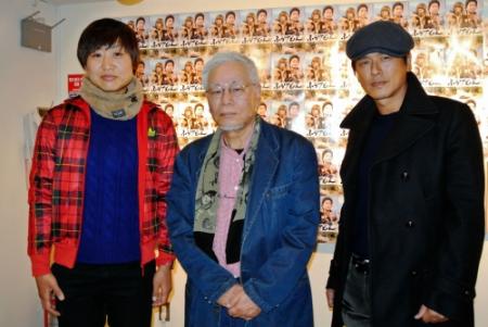 故梅津正彦氏の出演映画を鑑賞した山崎静代（左）と高橋克典（右）。中央は栗山富夫監督