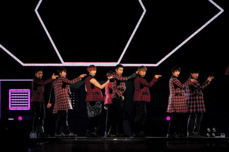 　ＳＵＰＥＲ　ＪＵＮＩＯＲの（左から）カンイン、ドンヘ、ウニョク、リョウク、シウォン、ソンミン、キュヒョン、シンドン＝京セラドーム大阪