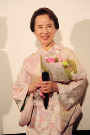 　撮影の感想を聞かれて笑顔の八千草薫＝東京・有楽町