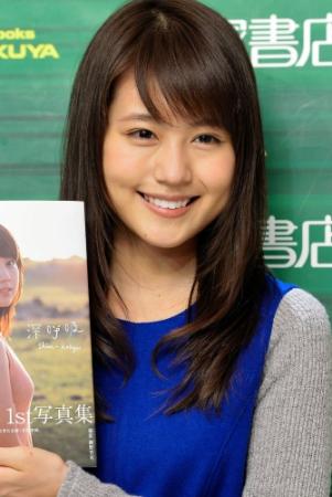 写真を手に微笑む有村架純＝東京都新宿区の福家書店新宿サブナード店（撮影・吉澤敬太）