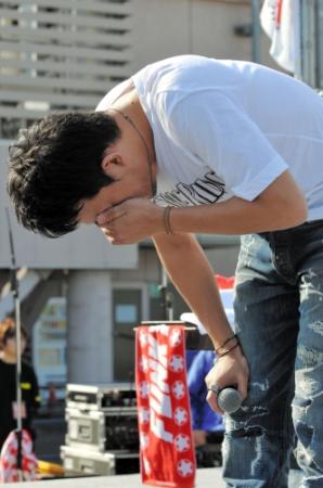 イベントの最中に号泣するファンキー加藤＝東京・八王子