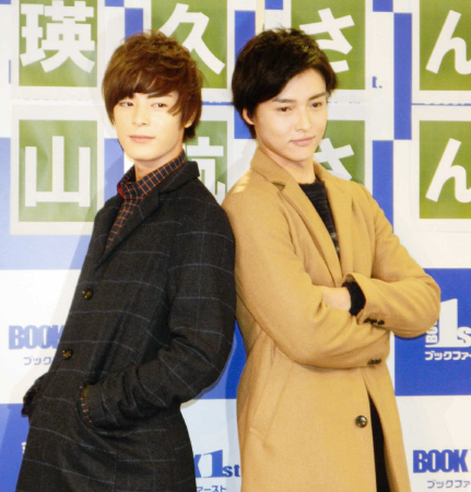 　カレンダーの発売記念イベントを行った俳優の栗山航（右）と塩野瑛久