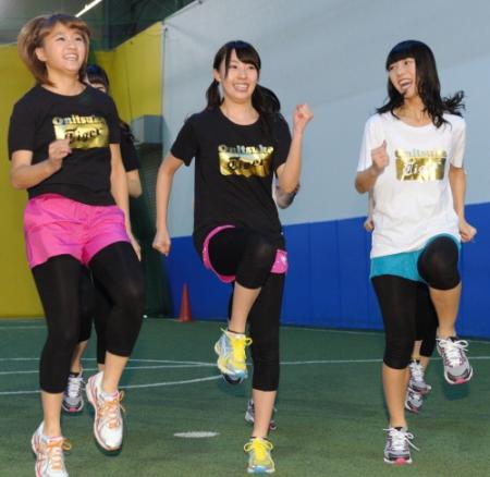 笑顔でトレーニングする（左から）島田晴香、藤江れいな、高城亜樹