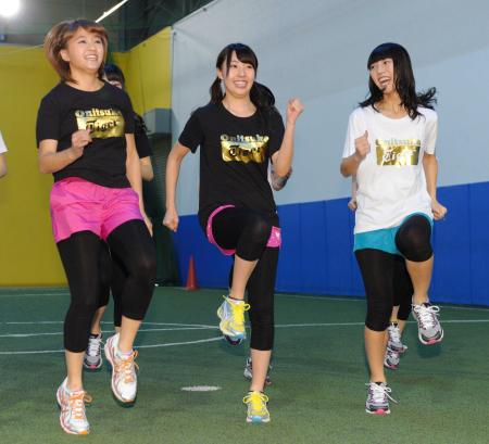 　ＡＫＢマラソン部の（左から）島田晴香、藤江れいな、高城亜樹＝東京都江東区のラモスフィールド