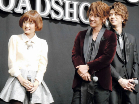 　映画「カノジョは嘘を愛しすぎてる」の完成披露試写会に登場した（左から）大原櫻子、佐藤健、三浦翔平