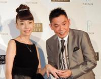 太田光代氏（左）に記念の指輪をはめる太田光。照れで顔は真っ赤に