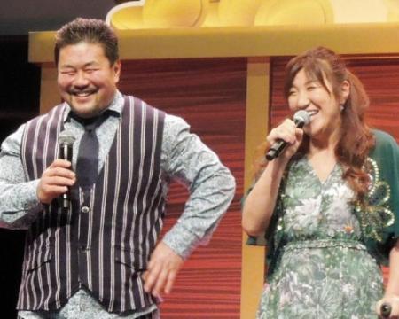 佐々木健介（左）に携帯電話を踏みつぶされた北斗晶