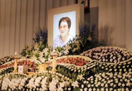 「沈まぬ太陽」刊行記念のサイン会時に撮影された山崎豊子さんの遺影＝大阪市内