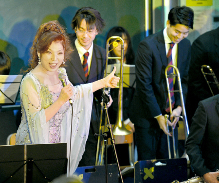 　初コラボの学生ジャズバンドにエールを送る八代亜紀（左）＝東京都港区の慶応大学