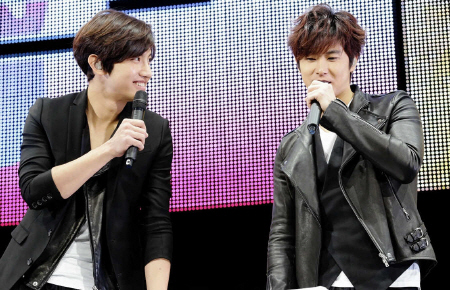 　リラックスした表情を見せる東方神起のユンホ（右）とチャンミン