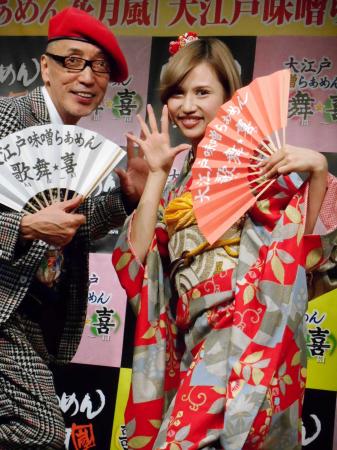 　新ラーメンの試食会に登場したテリー伊藤（左）と水沢アリー＝東京・ホテルフロラシオン青山