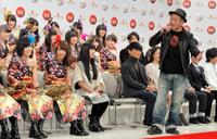 　ＮＨＫ紅白歌合戦初出場が決まり会見で泉谷節をさく裂させる泉谷しげる（右）＝東京・渋谷のＮＨＫ（撮影・会津智海）