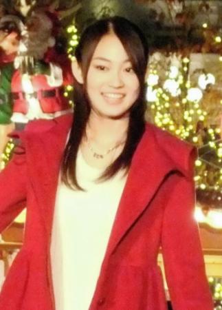 紅白のクリスマスファッションで登場した吉本実憂＝東京スカイツリータウン