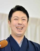 　長男・和史君の誕生について、笑顔を見せ会見する尾上菊之助＝東京都中央区の東劇ビル（撮影・田村亮介）