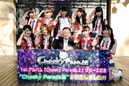 　矢追純一氏（前列中央）とアルバム発売イベントを行ったＣｈｅｅｋｙ　Ｐａｒａｄｅ＝東京・ラクーアガーデン