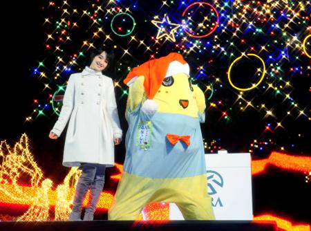 　クリスマスイルミネーション点灯セレモニーに出演しフォトセッションする剛力彩芽（左）とふなっしー＝千葉・中山競馬場