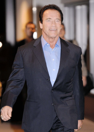 来日したアーノルド・シュワルツェネッガーは到着スポットで笑顔を浮かべる＝成田空港（撮影・開出　牧）