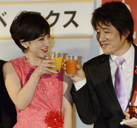 滝川クリステルと乾杯する林修先生（右）＝東京會舘（撮影・園田高夫）