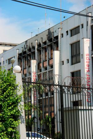 火災から約５カ月たっても外壁に黒いすすが残る日本大使館＝１１月１９日、コンゴ・キンシャサ（共同）