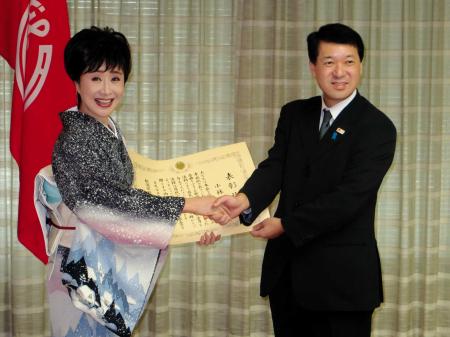 　泉田裕彦・新潟県知事（右）から県民栄誉賞を授与された小林幸子＝新潟県庁