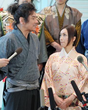 　舞台で共演した酒井法子（右）と今井雅之（２０１２年１２月１５日）