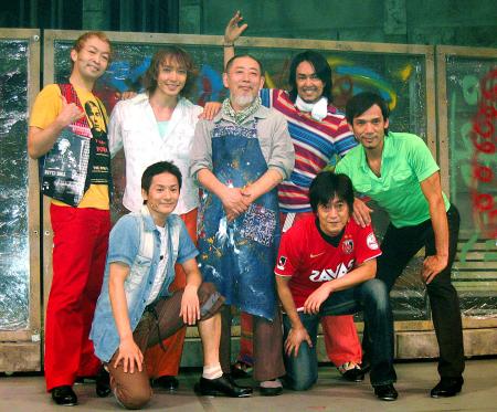 　ザ・コンボイショーのメンバーと息の合った舞台を見せたすまけいさん（中央）＝０８年５月２８日