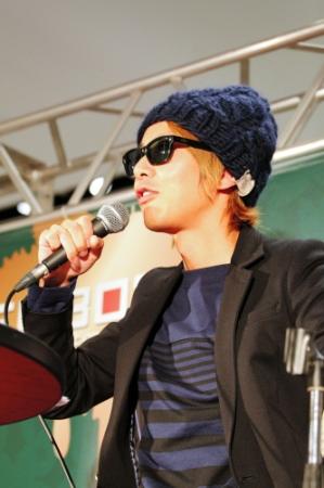 ＦＭ８０２の番組１５周年を記念して、公開収録を行ったＧＬＡＹのＪＩＲＯ＝大阪市内