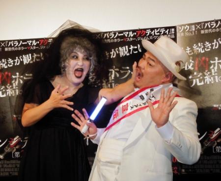 “白塗りババア”に変身した北斗晶（左）にビンタされるクロちゃん＝東京都港区のソニー・ピクチャーズ試写室