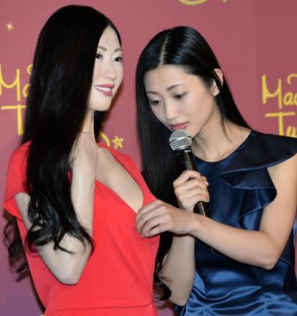 等身大フィギュアの胸元をのぞき込む壇蜜＝東京・台場のマダム・タッソー東京（撮影・村中拓久）