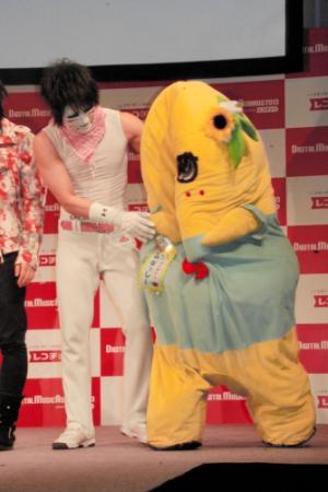 ふなっしーを“へこませた”ゴールデンボンバーの樽美酒研二＝東京・ラフォーレミュージアム六本木