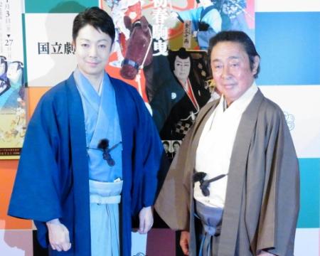 会見した尾上菊之助（左）と尾上菊五郎＝東京・日本橋の貨幣博物館