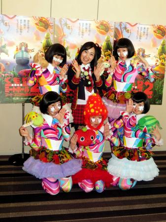 　彼氏と交際順調というキンタロー。（後列中央）＝東京・豊洲