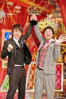 　「ＴＨＥ　ＭＡＮＺＡＩ」で優勝したウーマンラッシュアワーの村本大輔（左）と中川パラダイス