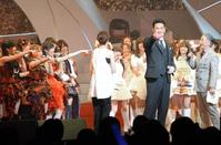 　楽天・田中将大（中央右）はももクロの決めポーズをしてＡＫＢ４８のメンバーからツッコまれる