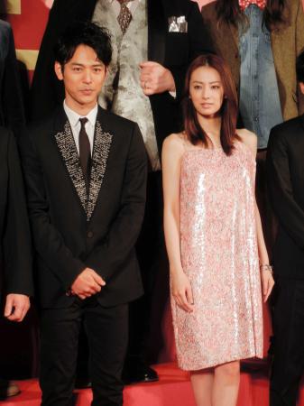 　映画「ジャッジ！」のプレミア試写会に登場した妻夫木聡（左）と北川景子＝東京・有楽町