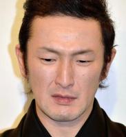 　母・小川陽子さんとの思い出を語る中村獅童＝東京都港区の梅窓院（撮影・会津智海）