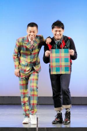新スーツを着てポーズを決めるＣＯＷＣＯＷの多田建二（左）と善し＝京都市内