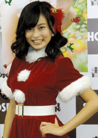 サンタ風の衣装でカレンダーをＰＲした小島瑠璃子