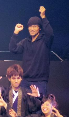 舞台でヒロインの父親役を好演した、デイリースポーツでイラストを担当している絵師の絵青＝大阪市内