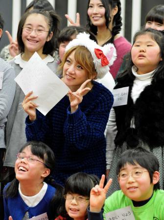 　子どもたちと記念撮影する高橋みなみ＝ニッポン放送イマジンスタジオ（撮影・田村亮介）