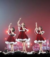 　サンタの衣装でパフォーマンスするＰｅｒｆｕｍｅの（左から）かしゆか、のっち、あ～ちゃん＝東京ドーム