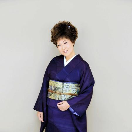 島倉千代子さんが、昨年の「年忘れにっぽんの歌」で着たお気に入りの着物姿の写真が、遺影、および遺作「からたちの小径」のジャケットとなった