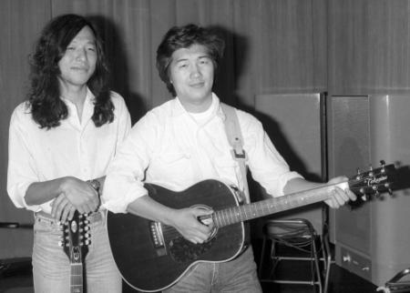 都内のスタジオで山下達郎さん（左）と写真に納まる大滝詠一さん＝１９８１年７月