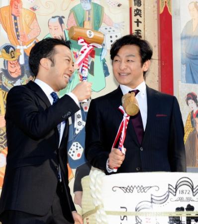 鏡開きで笑顔を見せる市川猿之助（左）と片岡愛之助＝東京・浅草公会堂